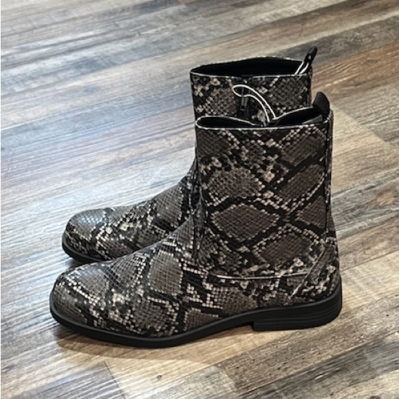 Zara Grey Faux Snake Skin Ankle Boots (NWT) Size: 6 / Item# 91-337 - Picture 1 of 6